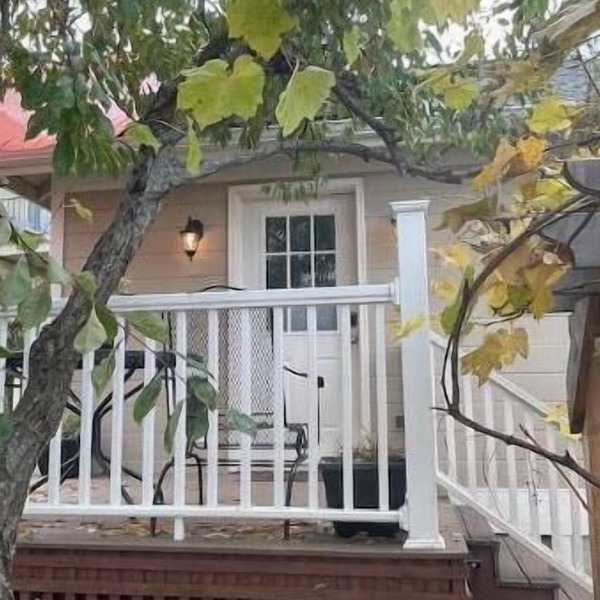 Luxuriously comfortable & peaceful getaway downtown Ashland, with views.