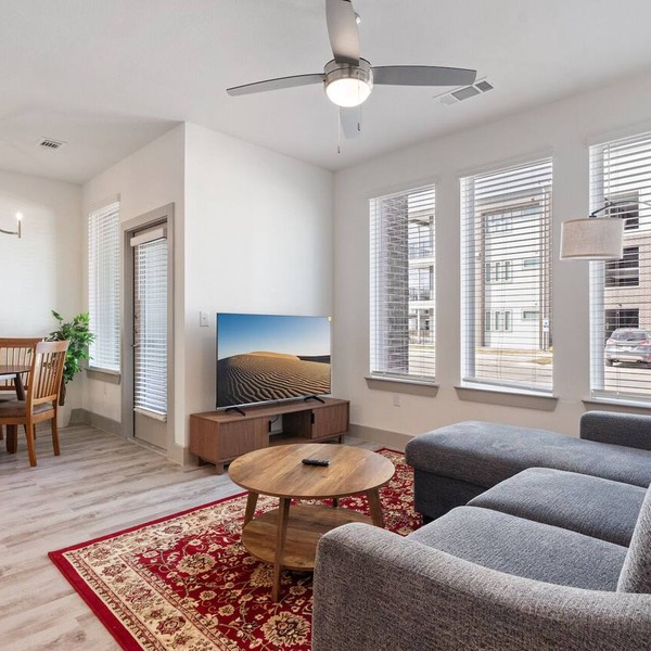 Luxury 1BD/1BA Next to Airport 8688