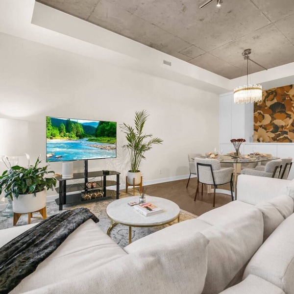 Luxury 2 Bed & 2 Bath | Parking | Downtown Toronto