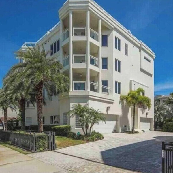 Luxury 2 bed & 2 bath Villa. Next to Siesta Key Village and beach access 5.