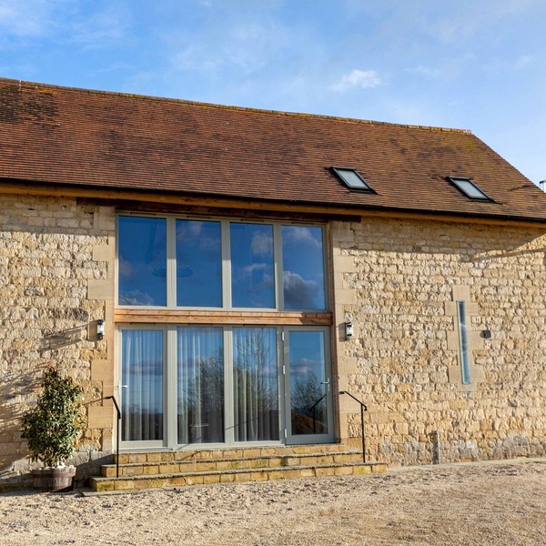 Luxury 2-Bed Cotswolds Barn with Two Ensuite Kings