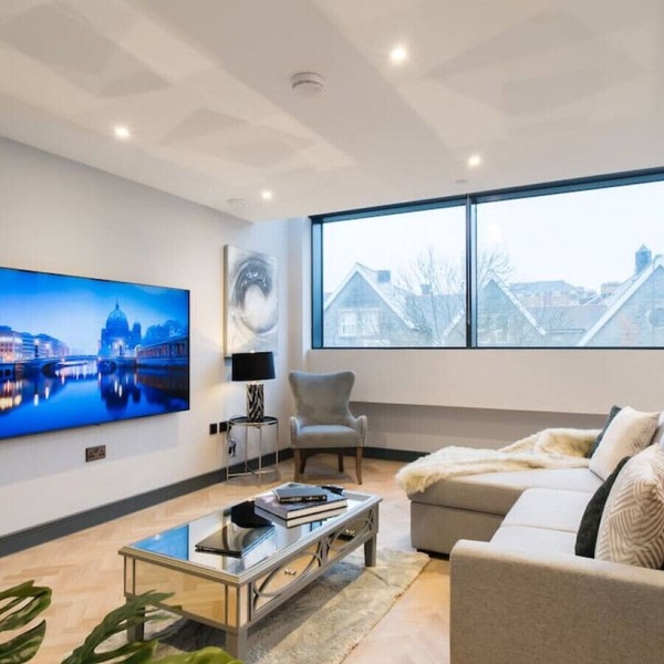 Luxury 2 Bed Duplex Apt w/Balcony, Gym & Parking