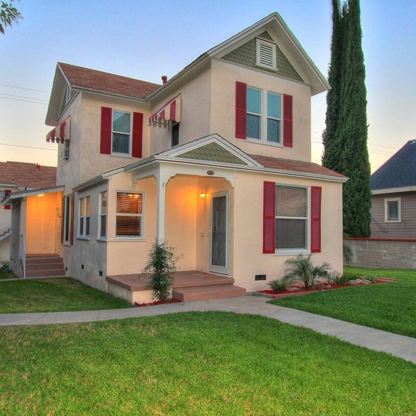 Luxury 2-BR/2-Bath Apt. In Uptown Whittier, Nearby Disneyland, Knotts Berry Farm