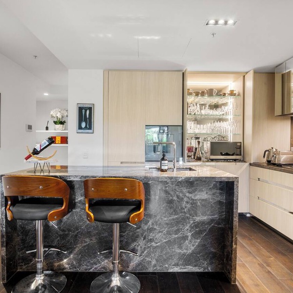 Luxury 2B2B Albert Park Lakeside Apartment w/Car Park, Pool, Sauna & Gym