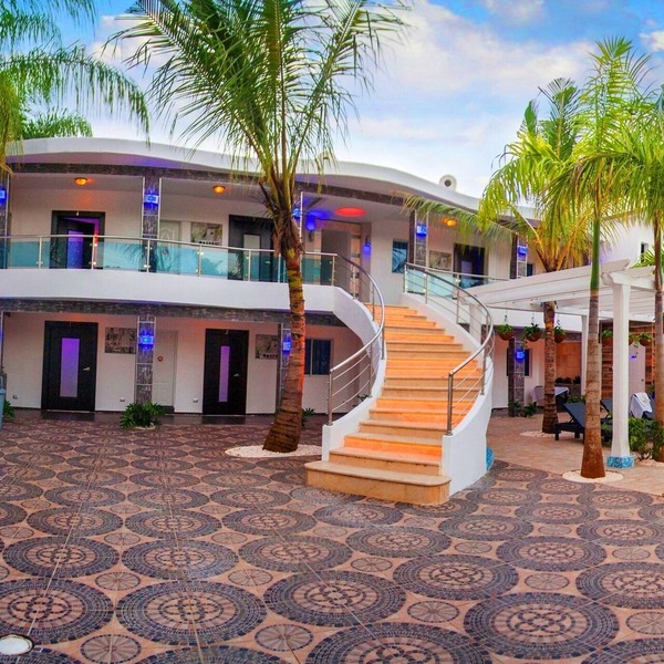 Luxury 30BD Party Complex, guest-friendly, steps from Clubs/Beaches!
