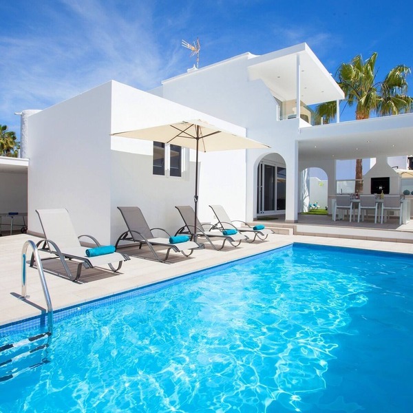 Luxury 4 bed, 3 bath villa in central Puerto del Carmen with free WiFi & Air Con