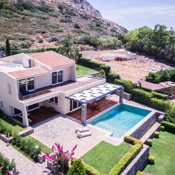 Luxury accommodation near Sounio with panoramic sea views and private parking.
