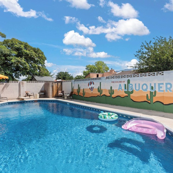 Luxury Amenity Paradise! Sleeps 18 - Pool, Hot Tub, Game Room, Golf, Fire Pit!