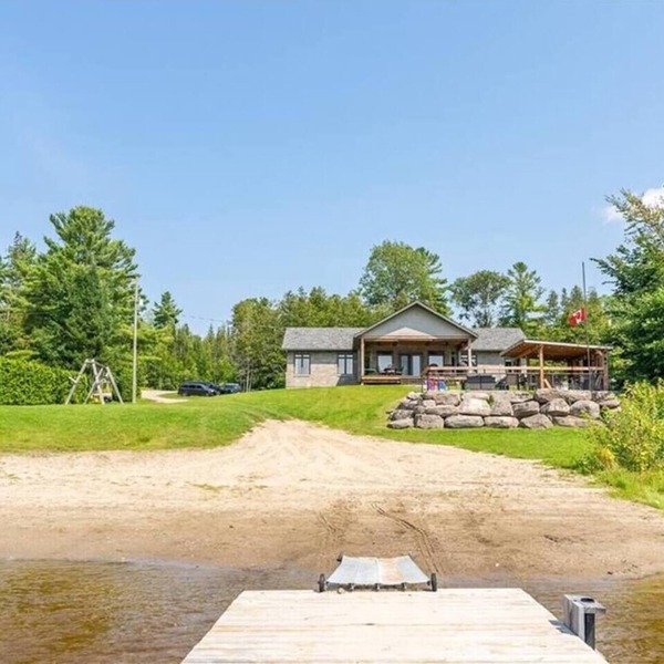 Luxury Beachfront Cottage w Hot tub, Sauna & Bar