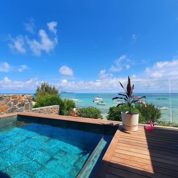 Luxury beachfront villa with private pool and cozy Pavillon with private jacuzzi on rooftop terrace