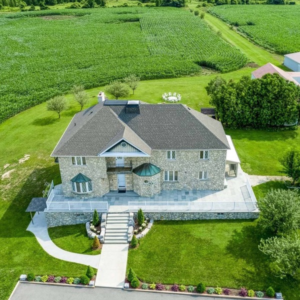 Luxury/Beautiful house in 100 acre (beautifully kept and maintained)