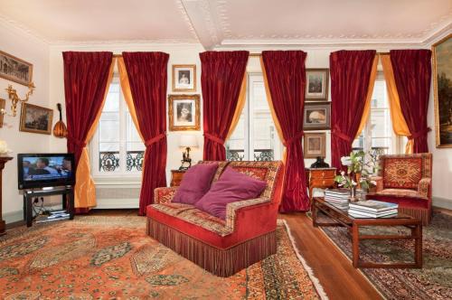 Luxury, Calm and Elegance in the heart of Champs-Elysées with a bottle of Champagne and AC