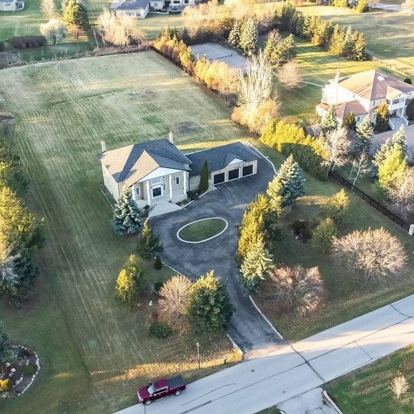 Luxury Castlemore Estate Spacious Lot With Parking