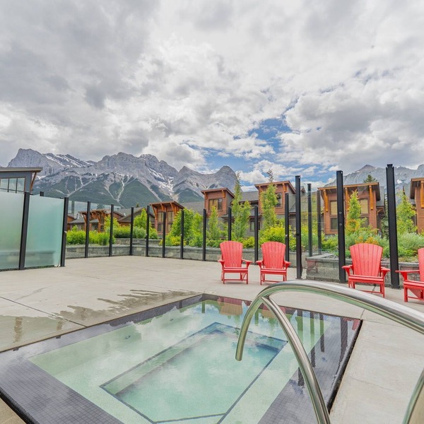 Luxury Corner Condo w/Mountain Views + Hot Tub