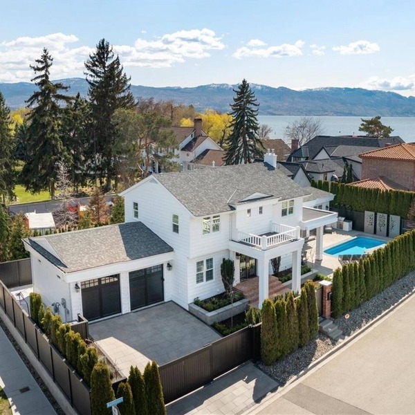 Luxury Escape - Private Pool and Hot Tub (minutes to downtown) BL: 4090550