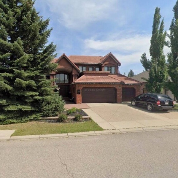 Luxury Executive Home 6000 sq ft 5 bedrm central location with AC and fitness rm