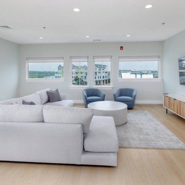 Luxury Flat with sweeping marina views! Access to two pools and paddle club!