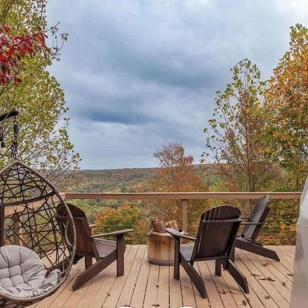 Luxury Fully Equipped Dome with Hot-Tub and Impressive Deck in Tennessee