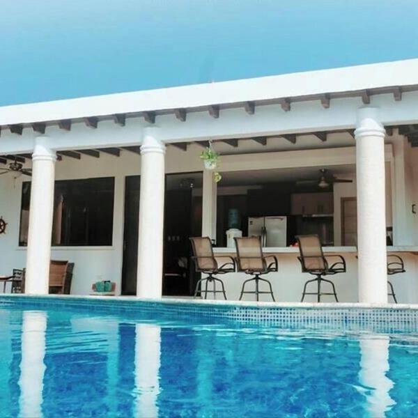 Luxury Getaway ! Full A-C Pool Jacuzzy Private Beach Relax & Unwind ! BBQ area