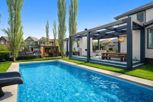 Luxury Haven | Pool | Hot Tub & Sauna |Outdoor BBQ