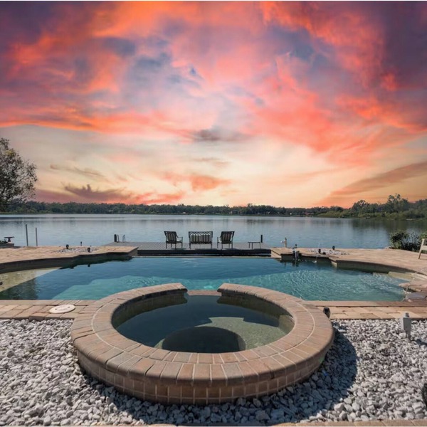 Luxury Hideaway - Lakefront - Mini Golf, Pool + More!