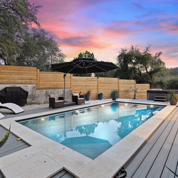 Luxury Home - Heated Pool, Jacuzzi, SUPs, Golf Cart. 2 Blocks from Lake Austin.