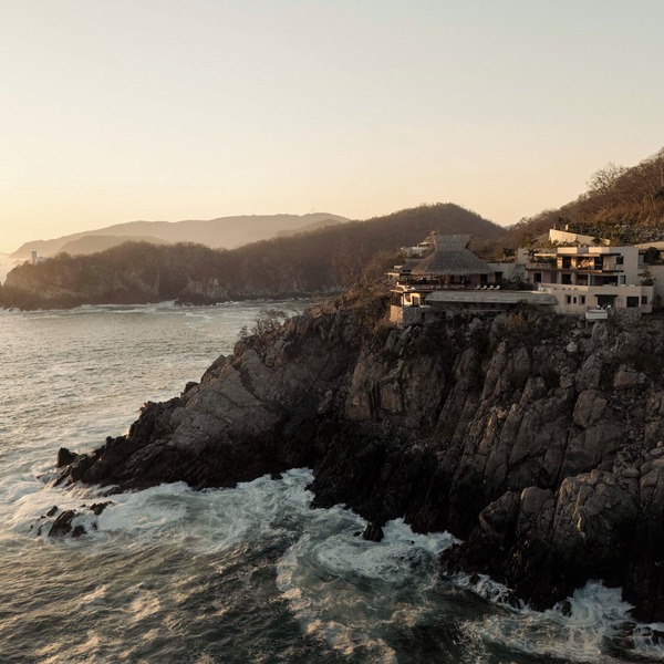 Luxury home on the cliffs of Zihuatanejo. Catering, gym, sauna, barbecue.