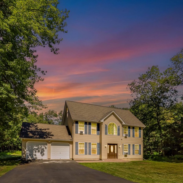 Luxury in Poconos - 3BR 3BA - Family and Pet friendly-Hot tub-Game Room-Firepit!
