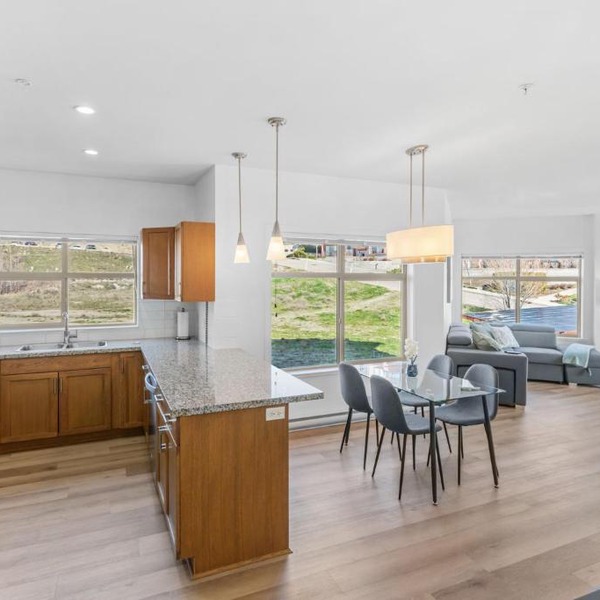 Luxury Lake View Condo in West Kelowna, 5 Star Resort with Pool, Hot Tub and Gym