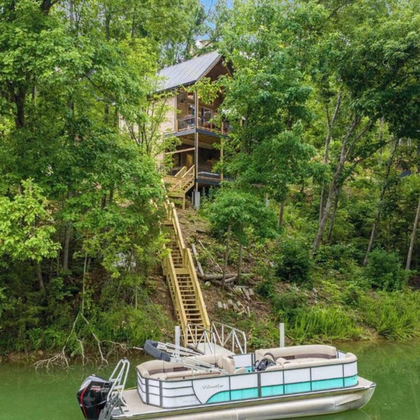 Luxury Lakefront Cabin/Hot tub/Lake Access