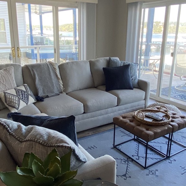 Luxury Lakefront Condo, 3 Pools, 1 BR/2B - Clean Updated Property