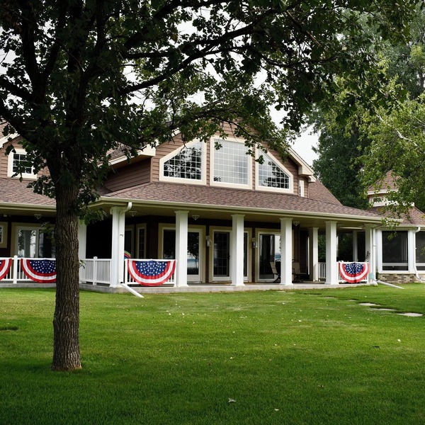 Luxury Lakefront Oasis: hot tub, Game Room & flat Private Beach!