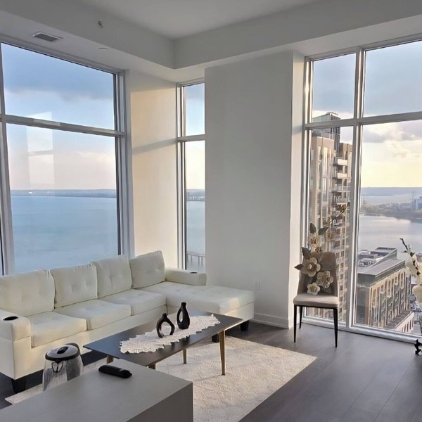 Luxury Lakeview Corner Condo | Free Parking