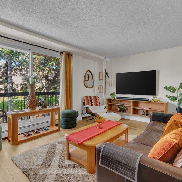 Luxury Midcentury Modern Suite - Remote Worker Focused