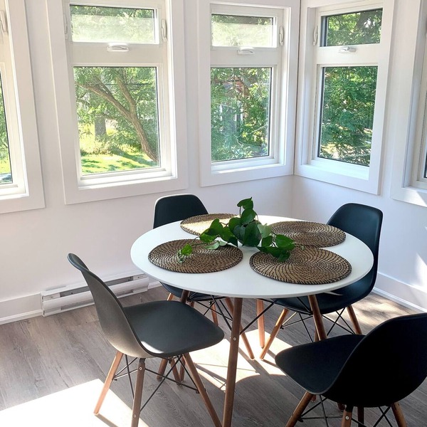 Luxury Modern Apartment in Downtown Century Home - 2 Bedroom, Free parking x 4
