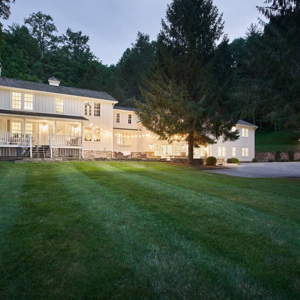 Luxury Mountain Farmhouse with Sauna, Sleeps 16