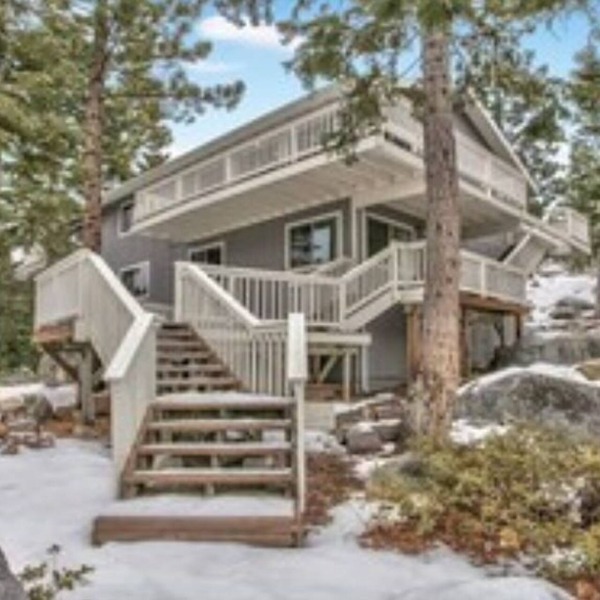 LUXURY MOUNTAIN HOME -Ideal for families- RARE FIND- Sleeps 10