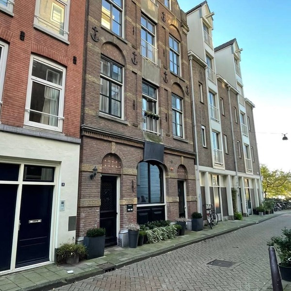 Luxury, Newly Remodeled Apartment in 16th Century Warehouse, with 10 meter Boat.