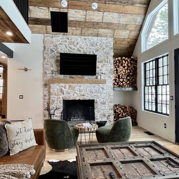 Luxury Newly Remodeled Cabin on 5 Acres of Wooded Forest- 6 min from Dwntwn Flag