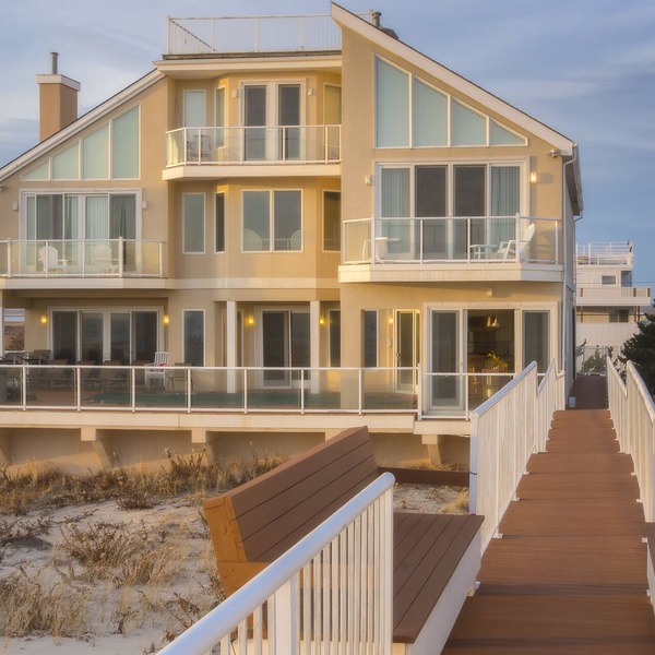 Luxury Oceanfront 8-BR House Pool & Hot Tub Facing the Ocean - Last Min Deals!