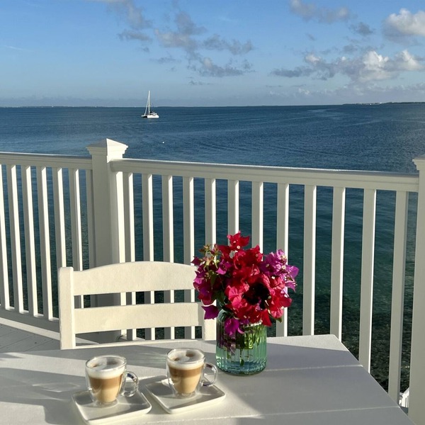 Luxury oceanfront villa 1BR, protected dock, private & gated peninsula