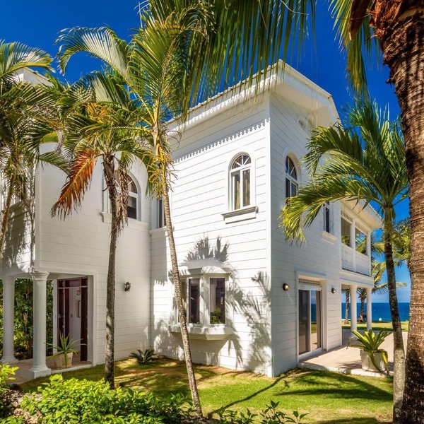 Luxury Oceanfront Villa with Amazing Views