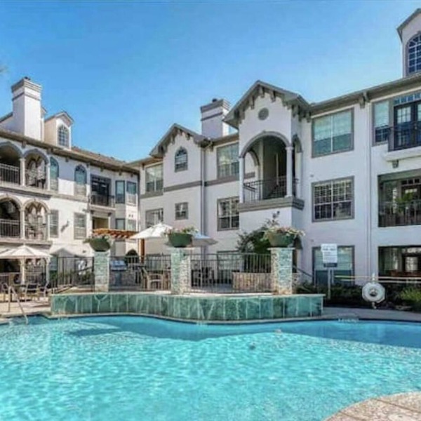 Luxury One Bedroom River Oaks/ Free Parking/ Pool
