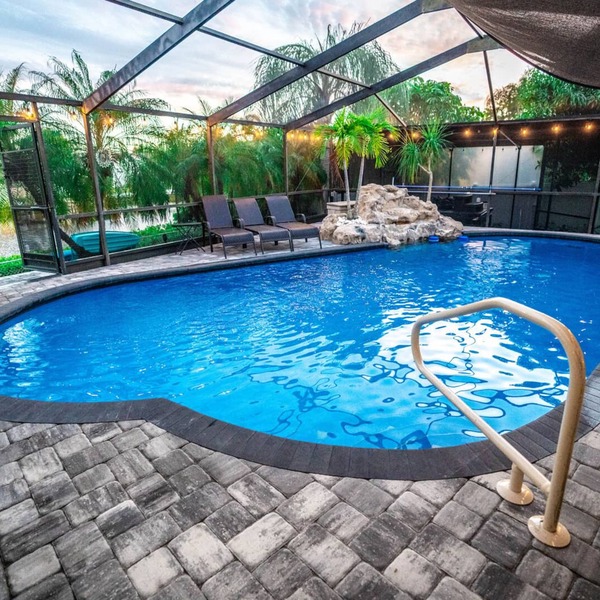 Luxury Palm Tree Two/3 KING BEDS, Put Put golf, HEATED pool, 7 person hot tub
