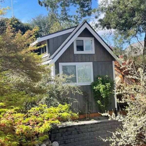 Luxury private tiny house with balcony in coveted Queen Anne neighborhood