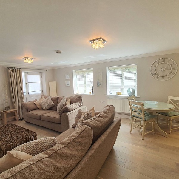 Luxury refitted ground floor two bed/two bath apartment close to Boscombe beach