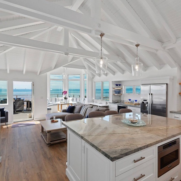 Luxury Sandcastle Beachfront! Sleeps 8 - Walk Everywhere!
