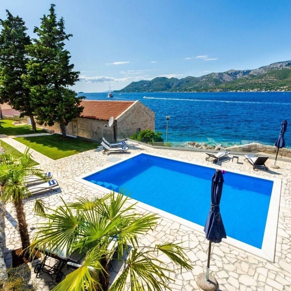 Luxury Seafront Villa Gabriela with Pool And Gym