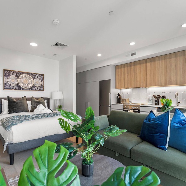 Luxury Studio Next to Broadway 7992