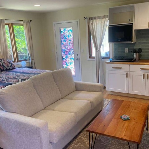 Luxury Suite in Modern Craftsman Home Near Beach, Aquarium, Cannery Row, & Golf.